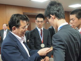 中根経済産業大臣政務官にメダルを披露