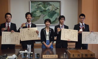左から　加藤雄大さん、副島智大さん、 高井文部科学副大臣、山角拓也さん、澁谷亮太さん